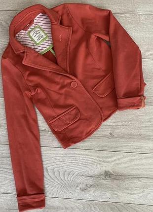 Фирменный пиджак для девочки розового кораллового цвета