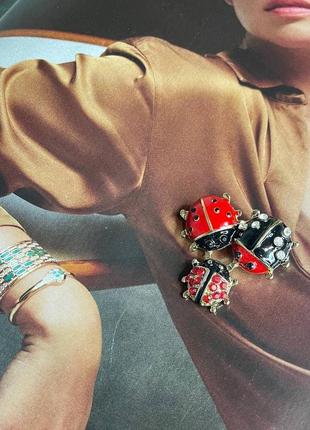 Брошь булавка божьи коровки с камнями золотистая / красно-черная