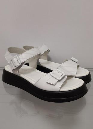 Жіночі білі сандалії на чорній платформі