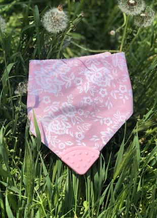 Слюнявчик с грызунком уголком розовый с имитацией кружева