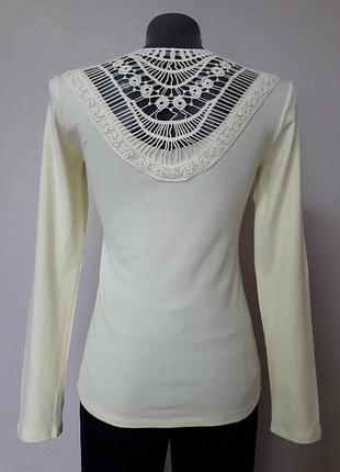 Качественный базовый лонгслив с эффектным кружевным декором на спине