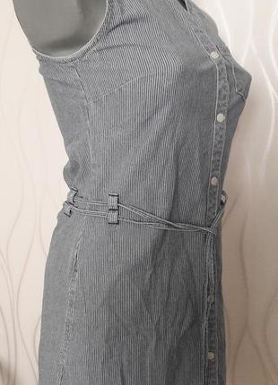 Красиве і зручне, джинсове сукню. з кишенями. попереду оригінальна застібка. mango