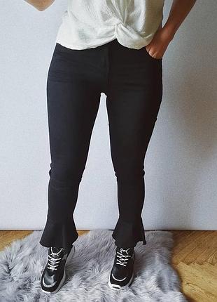 Класнючі штани з рюшем знизу