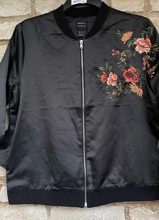 1. чорний сатиновий легкий бомбер куртка з квітковою вишивкою на грудях forever 21 розмір xl