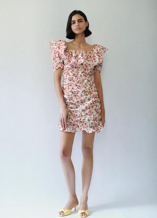 Платье с цветочным принтом и воланами