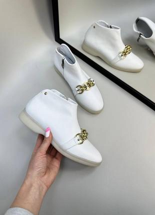 Білі шкіряні черевики з декор