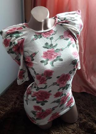 Футболка в цветочный принт р-р s
