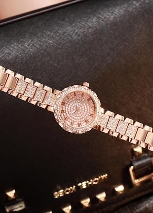 Жіночі популярні наручний годинник з камінням