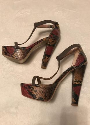 Оригинальные босоножки, 37р