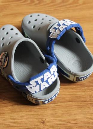 Неописуймо круті унікальні дитячі сандалі crocs star wars розмір c8-9 (25-26)3 фото