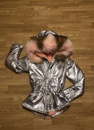 Парка женская серебристая с натуральным мехом енота s