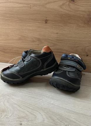 Детские кожаные ботинки на липучках, кроссовки2 фото