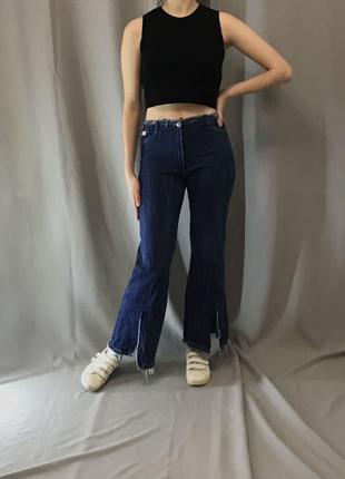 Клешные джинсы с необработанными краями2 фото