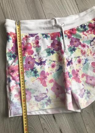 Коротенькие шорты в цветы8 фото