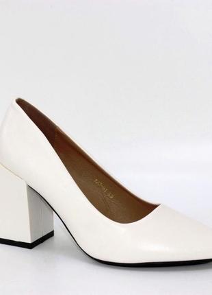 Женские белые туфли на широком квадратном каблуке.1 фото