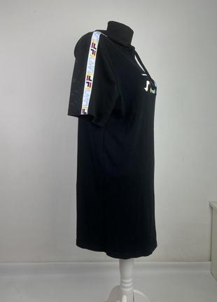 Fila черное прямое спортивное мини платье с лого и лампасами, платье с сетчатым капюшоном и рукавами5 фото