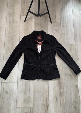 Пиджак из плотной качественной ткани.