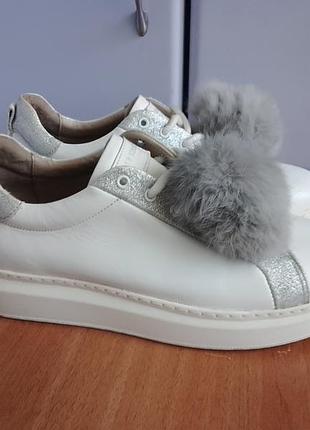 Слипоны, кроссовки skechers кожаные белые с помпоном