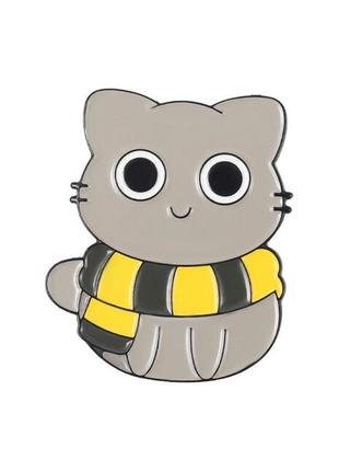 Емальований значок (пін, брошка) на рюкзак, сумку, кепку: сірий кіт з шарфом гафелпаф гаррі поттер