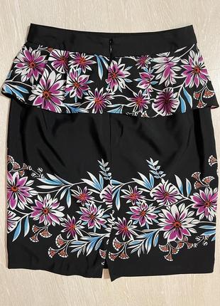 Очень красивая и стильная брендовая юбка в цветах.2 фото