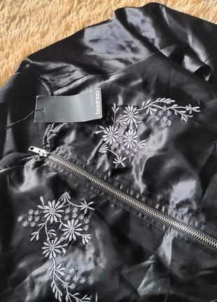 Женский бомбер от boohoo molly satin embroidered bomber5 фото