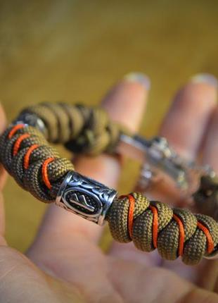 Браслет із рунами та карабін-регулятором із візерунком вузликове плетіння з обплетенням під замовлення + брелок у подарунок