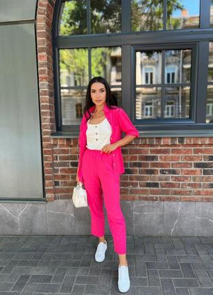 Яркий и стильный брючный костюм-тройка