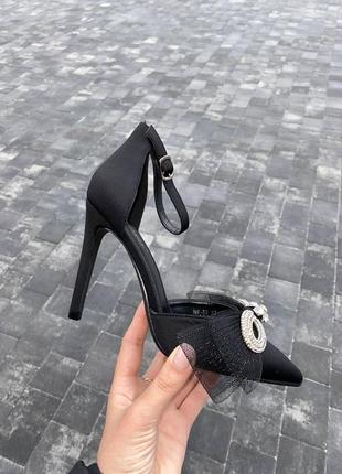 Шикарні чорні туфлі з декором