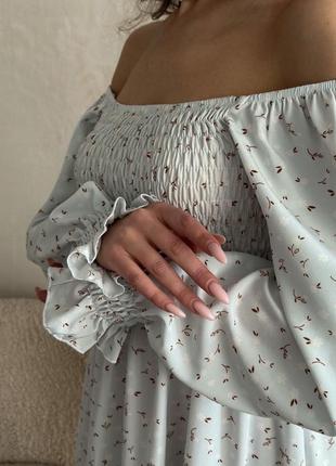 Идеальное миди платье с открытыми плечами и легким принтом2 фото