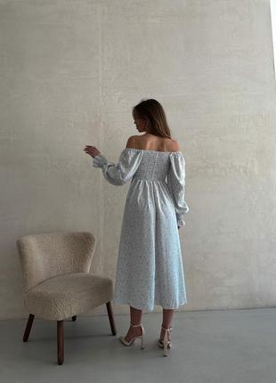 Ідеальна міді сукня з відкритими плечима та легким принтом3 фото