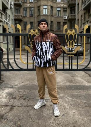 Куртка tnf коричневая с белым