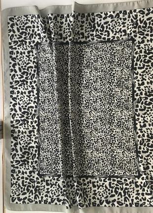 Street one.шийний платок в тигристий принт