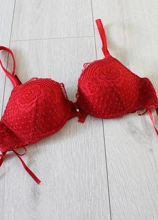 Красивый красный бюстгальтер с кружевом intimissimi