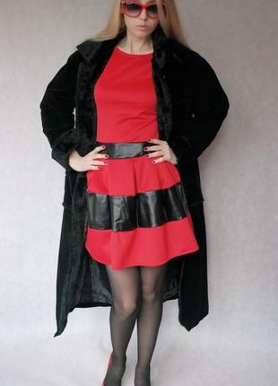 Платье платье красное с черными кожаными вставками