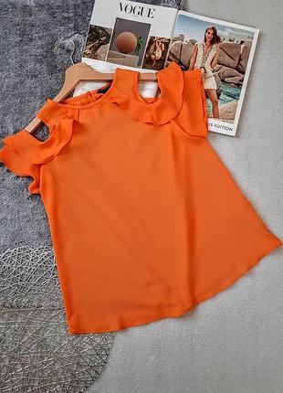 Яркая блуза с открытыми плечами и воланами