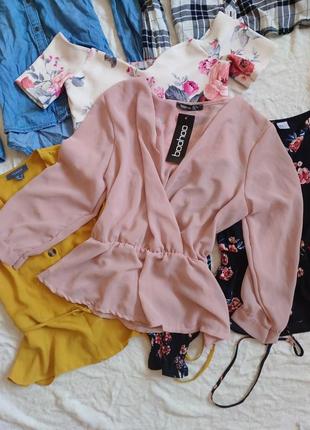 Ніжна пудрова блуза на запах