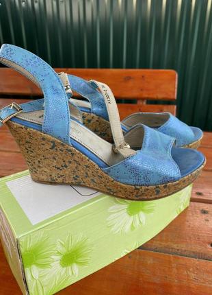 Босоножки на танкетке