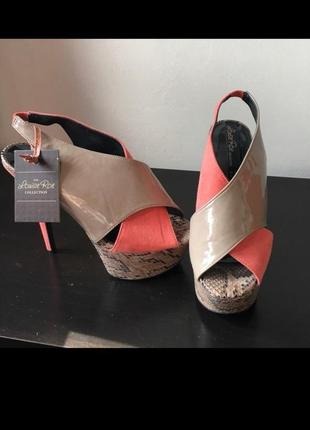 Босоніжки на високому каблуці