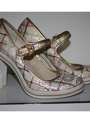 Классные туфли   очень известного бренда особенно в америке  coach