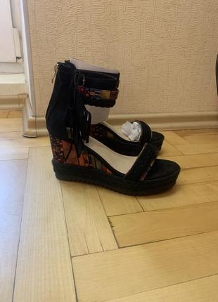 Босоножки на танкетке