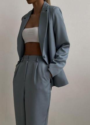 Идеальный женский брючный костюм: пиджак приталенный и укороченные брюки1 фото