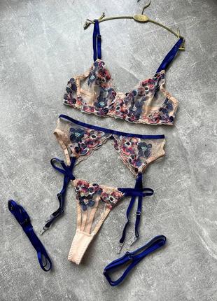 Шикарний комплект білизни з вишивкою, білизна бюст на кісточках, пояс з гартерами і трусики. гарна білизна сіточка вишивка