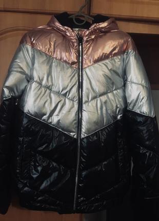 Курточка в очень хорошем состоянии размер s,m дам ответ на все вопросы.