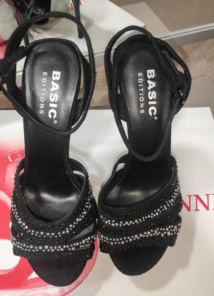 Женские босоножки на каблуке черные декорированы камнями замша3 фото