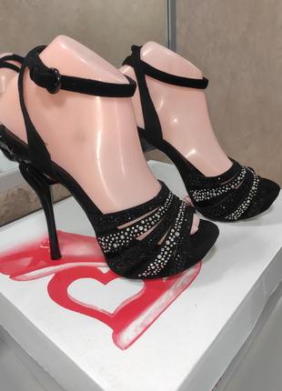 Женские босоножки на каблуке черные декорированы камнями замша8 фото