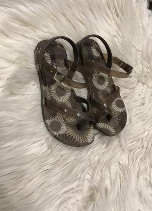 Фирменные сандалии на девочку