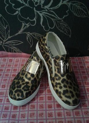 Слипоны с лиопардовым принтом.