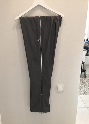 Спортивні штани сірого кольору бренду new balance