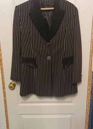 Дуже гарний класичний костюм двійка