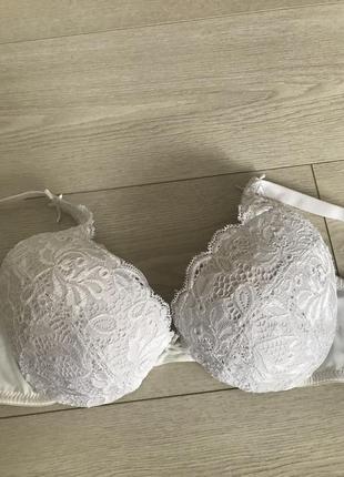 Класичний білий бюстгальтер з пуш-ап